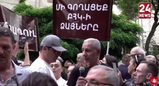 Боксер Акопкохян объявил голодовку у здания ЦИК в Гаваре
