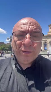 Армянский актёр Михаил Богдасаров перепутал здания правительства и парламента в Ереване