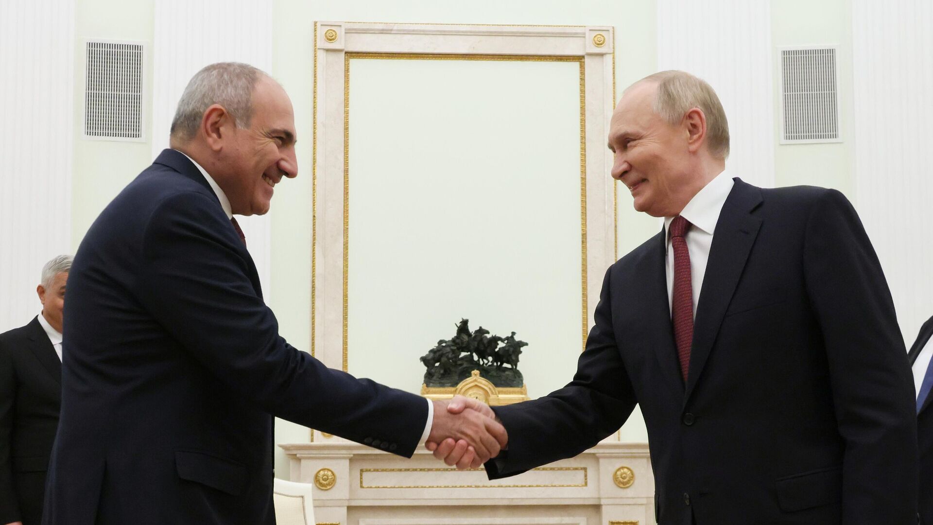 Пашинян поздравил Путина с днём России: армяно-российские связи остаются приоритетом
