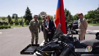 Посол Германии передала Минобороны Армении 16 снегоходов для высокогорных подразделений