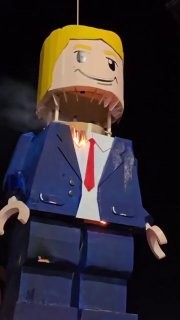 В Иране сожгли чучело Трампа в стиле LEGO во время похорон Хаменеи