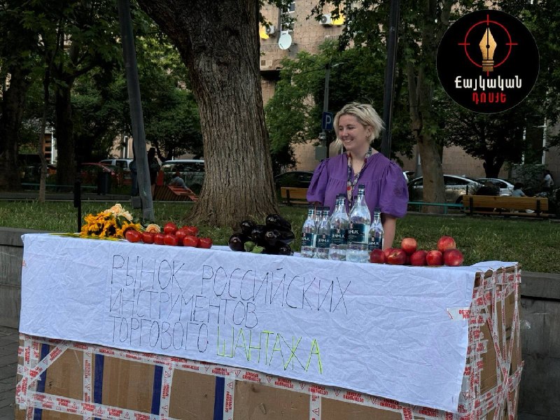 Инсталляция на Вернисаже в Ереване с товарами под угрозой запрета из России