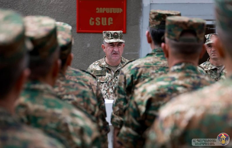 Эдуард Асрян вручил боевое знамя спецсоединению в Гегаркунике: смена командования