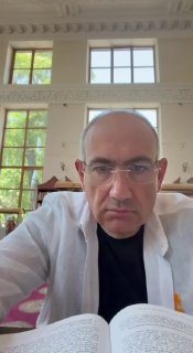 Никол Пашинян в Национальной библиотеке Гюмри во время рабочей поездки